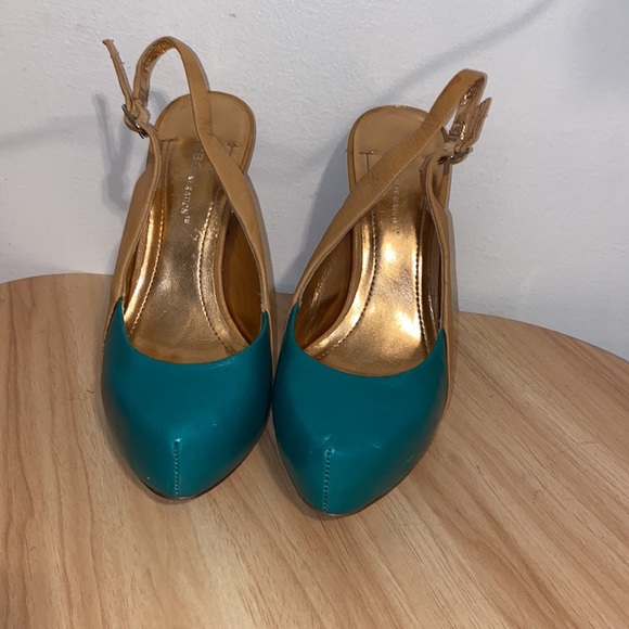 BCBG HEELS TAN AND GREEN - Picture 2 of 6